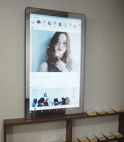 エントランスには巨大なスマートフォン風ディスプレイ