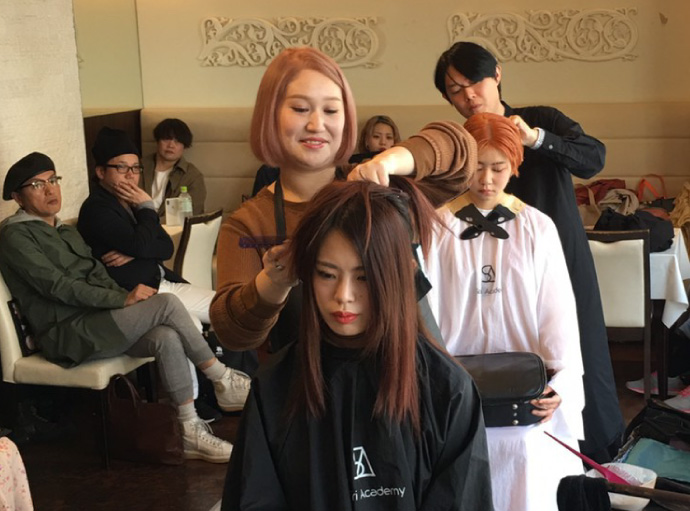 ラフな雰囲気のセミナー。コレクションのヘアメイクを披露するKanaeさん(手前)とNobu Etoさん