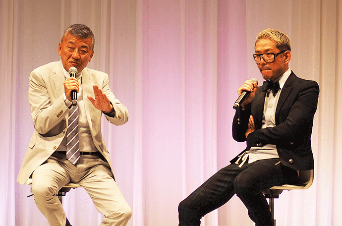 対談するネイルズユニーク・水野義夫社長（左）とAYOMOT・鈴木朋弥代表