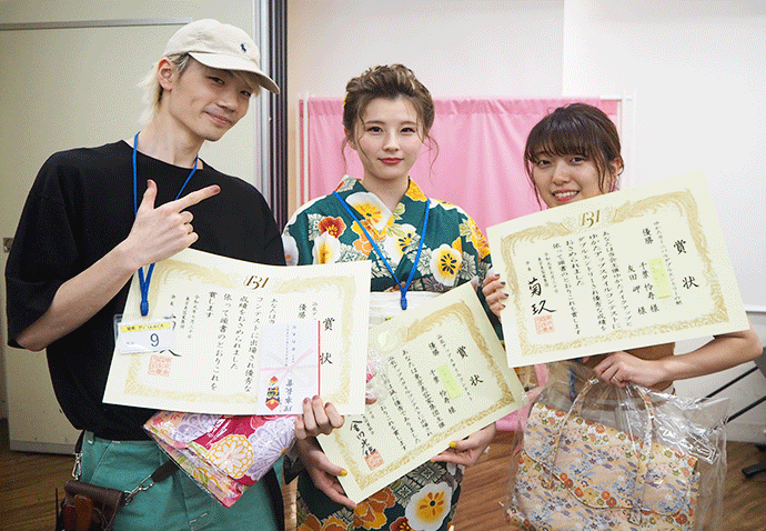 ダブルエントリー優勝の千葉怜儒さん（左端）、友田岬さん（右端）