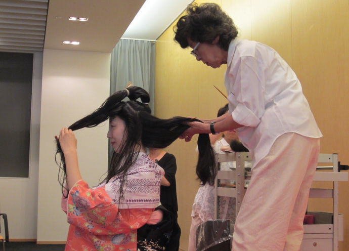 江戸時代のファッションリーダー? 遊女のヘアスタイル「横兵庫」を結髪師が再現