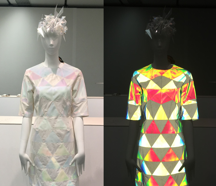 ANREALAGEの2018年秋冬コレクション「PRISM」では、ブランドオリジナルの七色に変化するテキスタイルを用いたワンピース。