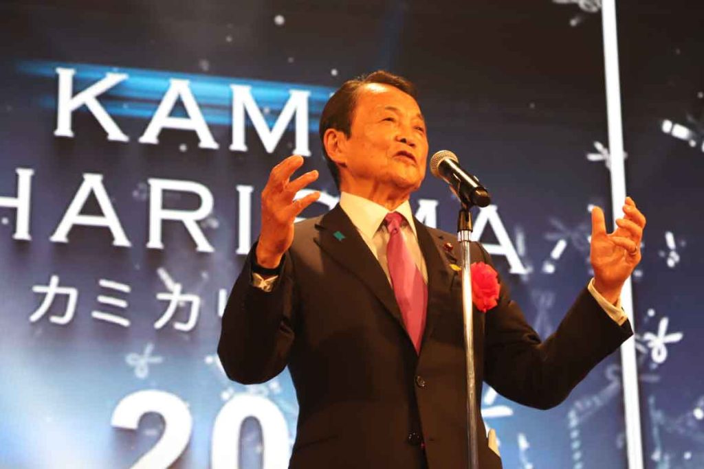 カミカリスマ（KAMI CHARISMA）2022アワード授賞式であいさつする麻生太郎実行委員会会長