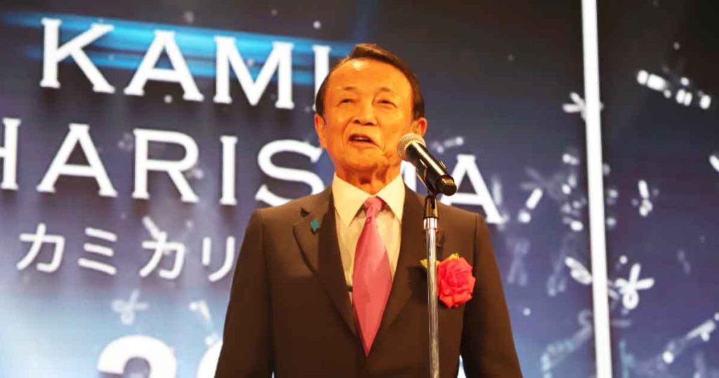 カミカリスマ2022であいさつする麻生太郎会長