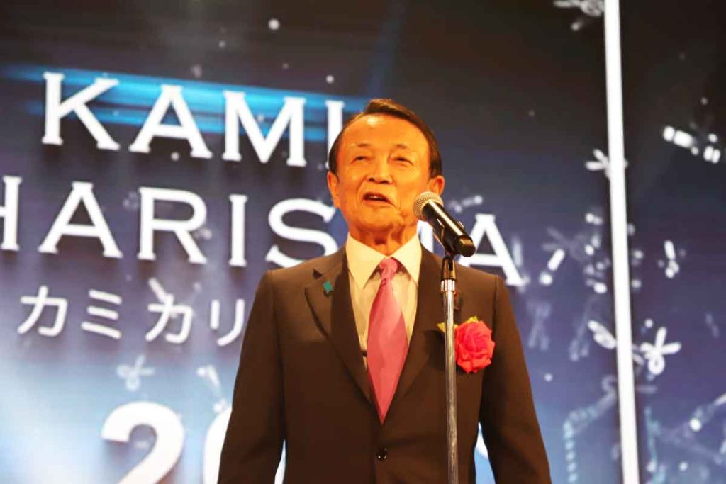 カミカリスマ2022であいさつする麻生太郎会長