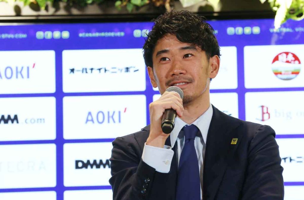 シント＝トロイデンVV加入会見で笑みを浮かべる香川真司選手