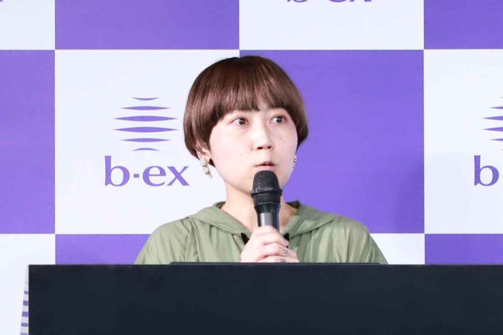 グリーンプロジェクトについて説明するb-exの酒井麻里子氏