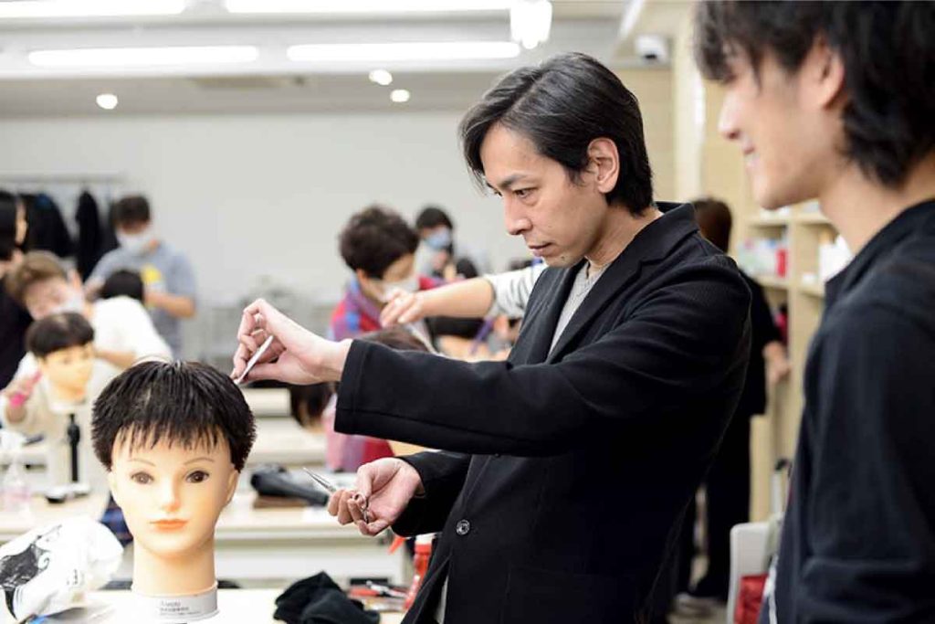 チョキペタのカット技術を指導する技術講師