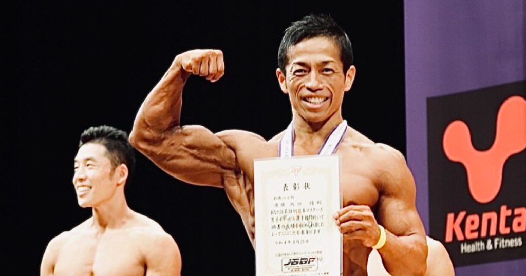 バズーカ岡田「大胸筋が歩いてる！バズーカ岡田です」　8月28日に開催された「日本マスターズ選手権大会」の40歳以上級で優勝