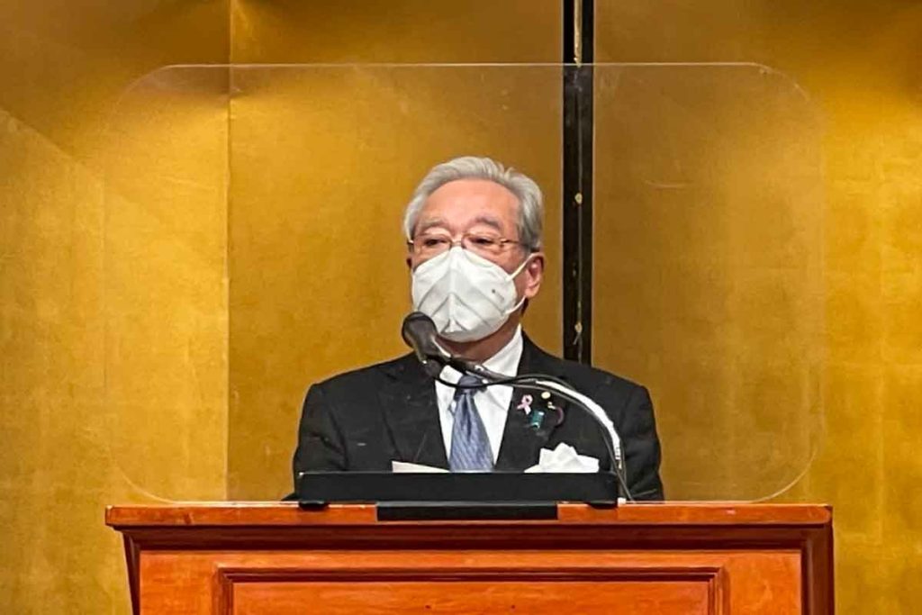 「現代の名工」2022表彰式であいさつする羽生田副大臣