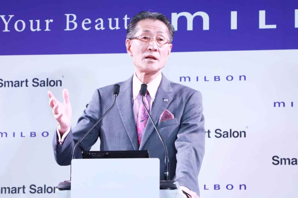 ミルボン「スマートサロン」の事業構想を説明する佐藤龍二社長