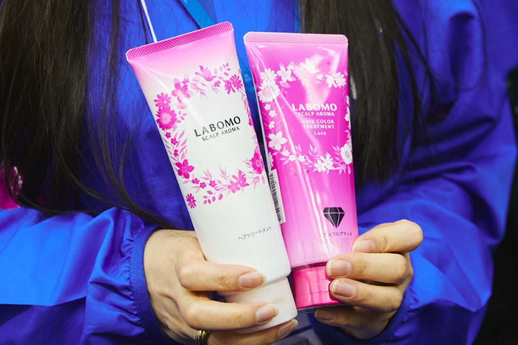 アートネイチャーの「LABOMO（ラボモ） スカルプアロマ ヘアトリートメントと「ラボモ スカルプアロマ ヘアカラートリートメント」