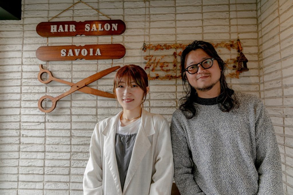 渋谷のヘアサロン「SAVOIA」のオーナー岡本進さんとスタイリストのAYUMIさん