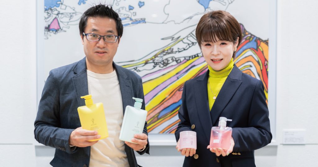 13個の質問でシャンプーをパーソナライズ化。マツキヨココカラから新ヘアケアブランド「エムキュア」誕生　MCCマネジメント商品開発課の櫻井壱典さんと和田邦美さん