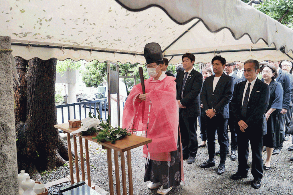 目黒・大鳥神社の櫛塚前での祈祷（美容週間の「くし供養」）