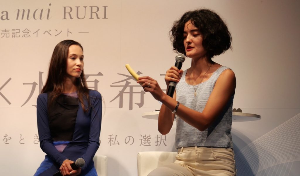 TENGAのセルフプレジャーアイテム「iroha mai RURI」ローンチ記念イベントで、既存品「iroha FIT」との違いをもとに開発秘話を明かすGEMMA IZUMIさんと、耳を傾ける水原希子さん