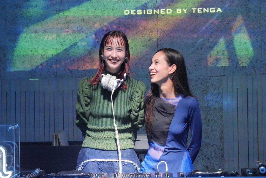 TENGAのセルフプレジャーアイテム「iroha mai RURI」ローンチ記念イベントで、DJプレイをする妹・水原佑果さんと、笑いかける姉・水原希子さん