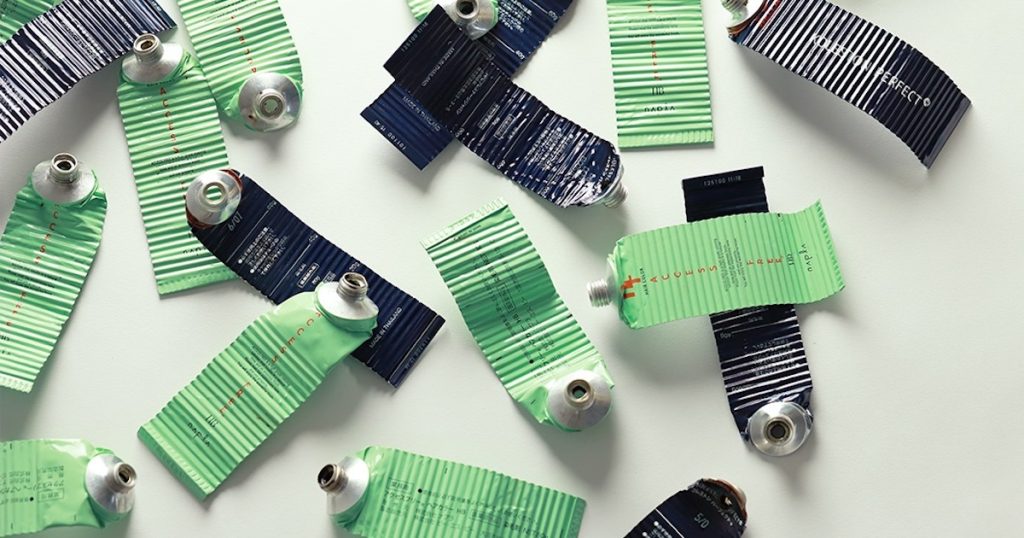 ビューティガレージの「カラー剤容器回収プロジェクト」で集まった空き容器はアルミニウム資源にリサイクルされ、その売却益はPresent Tree(プレゼントツリー)に寄付された。100本の広葉樹を、山梨県笛吹市の「すずらんの里」に植える