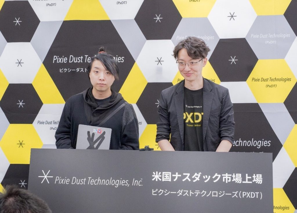 2023年10月19日にナスダック上場記者会見を行う、ピクシーダストテクノロジーズ代表取締役CEOの落合陽一氏（左）と代表取締役COOの村上泰一郎氏（右） 