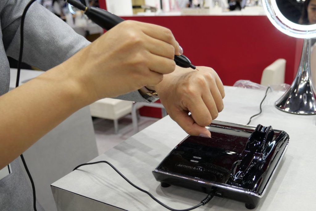 アーティスティックアンドシーオー「THE WHITE OUT」シミケア専用美容機器