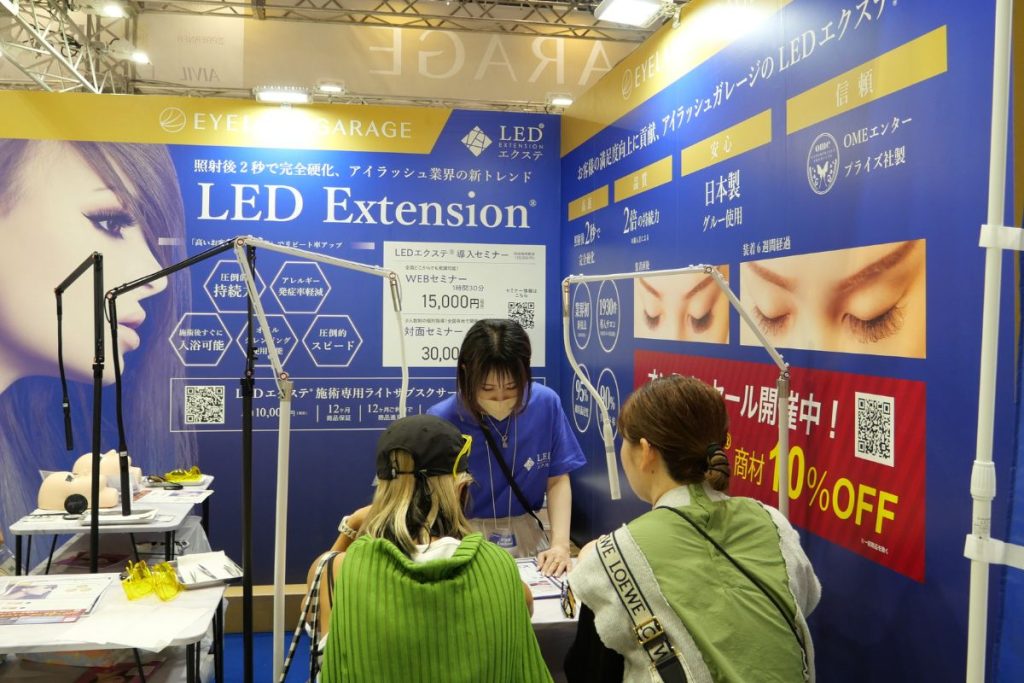 LEDエクステのブースでは体験会が開かれた