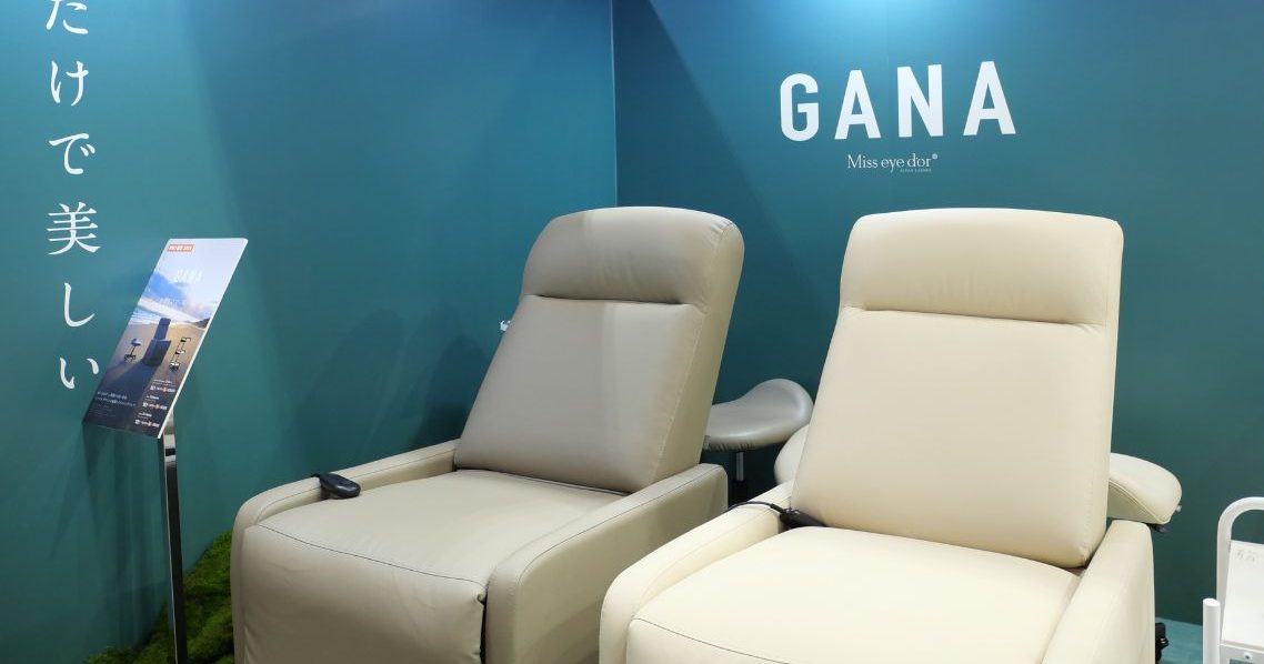 圧倒的な持続力のLEDエクステや快適な座り心地のファニチュア アイリストのサロンワークを支えるアイラッシュガレージ