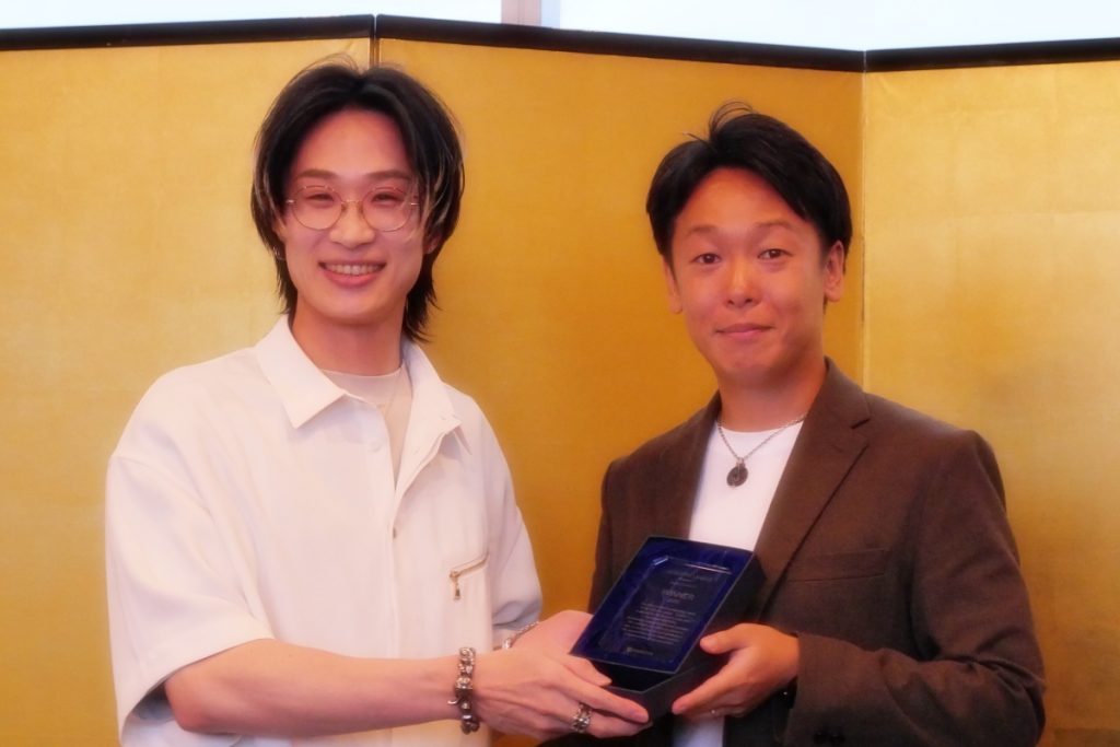 シザーズリーグ表彰式に出席した大野道寛さん(オリンテ)と上條亮太社長(KINUJO)