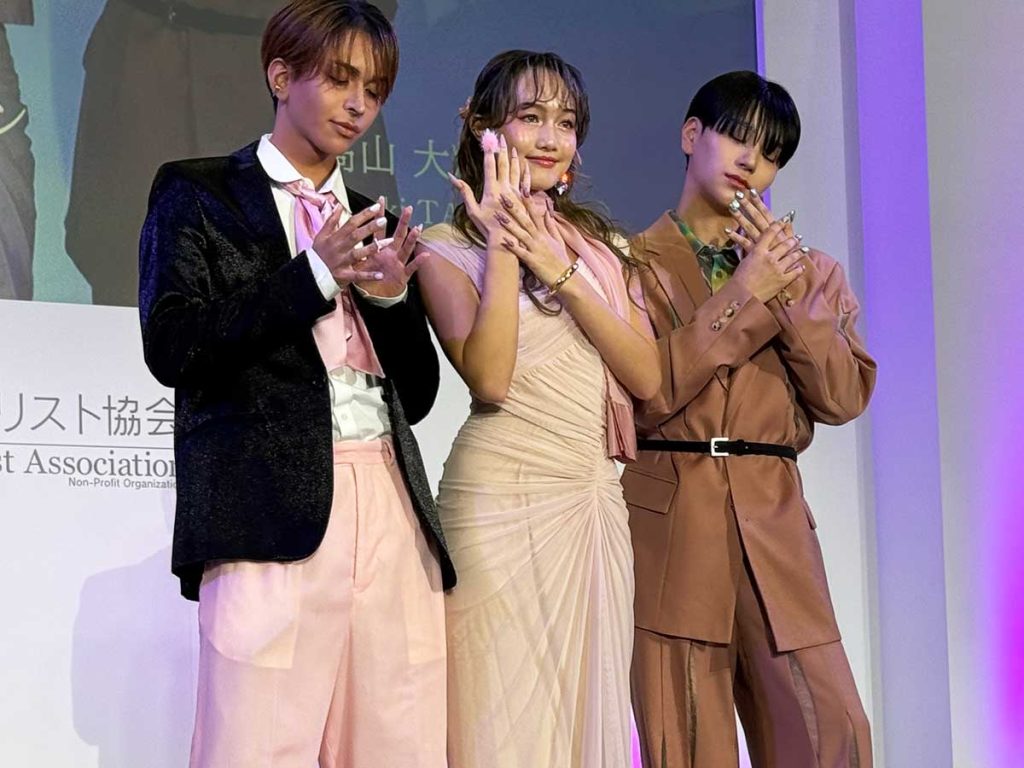 3人のモデルが秋冬ネイルトレンドを披露