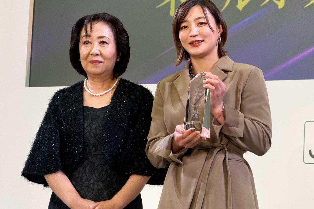 北村智恵JNA副理事長㊧より角田さん㊨