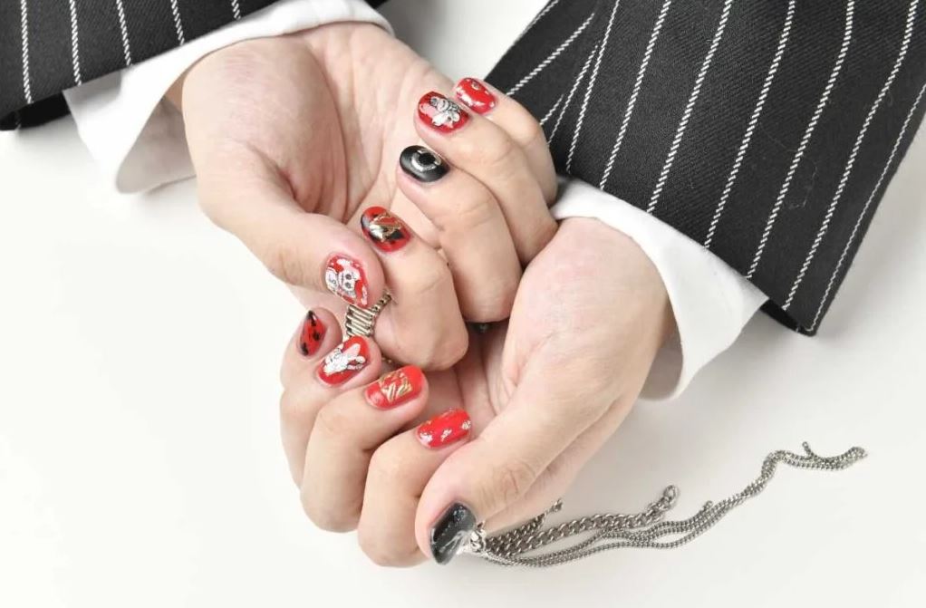 2022年の受賞式では赤いネイルを披露