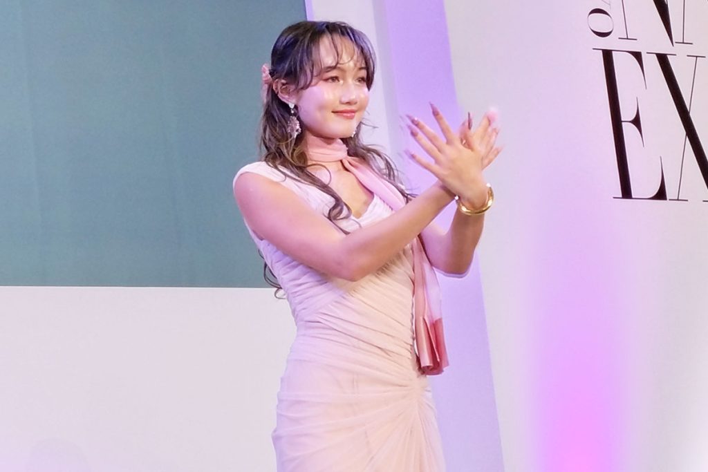 シャラ二・ジーン かわいらしさの中に奥行きがあるくすみ系のピンク、マグネットも使用