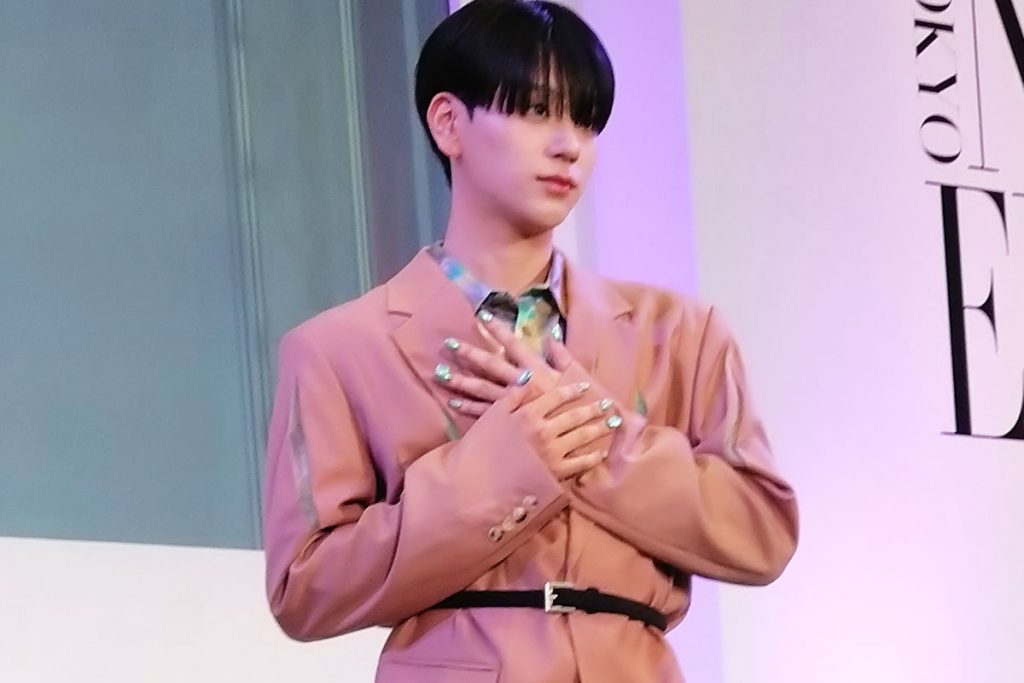 高山大輝氏のネイル グリーンをベースにオーロラに光るミラーをかけた