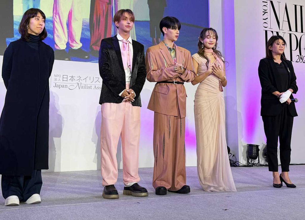 右端が長谷真弓氏、左端が山本美樹氏