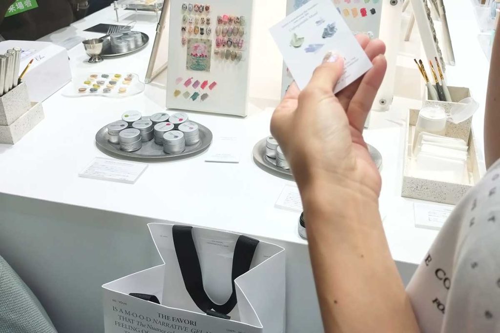 油絵のようにジェルを混ぜて使う