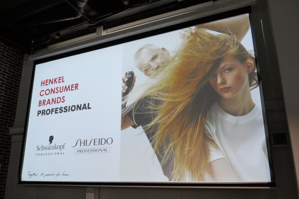 Schwarzkopf Professional(シュワルツコフ プロフェッショナル)が「ファイバープレックス」の新商品発表会を開催。ヘンケル コンシューマーブランドでシュワルツコフ プロフェッショナル兼資生堂プロフェッショナルマーケティング部本部長を務める井原和之さんが登壇し、新商品にかける思いを語った。