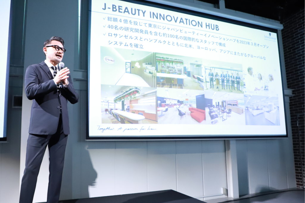 Schwarzkopf Professional(シュワルツコフ プロフェッショナル)が「ファイバープレックス」の新商品発表会を開催。ヘンケル コンシューマーブランドでシュワルツコフ プロフェッショナル兼資生堂プロフェッショナルマーケティング部本部長を務める井原和之さんが登壇し、新商品にかける思いを語った。