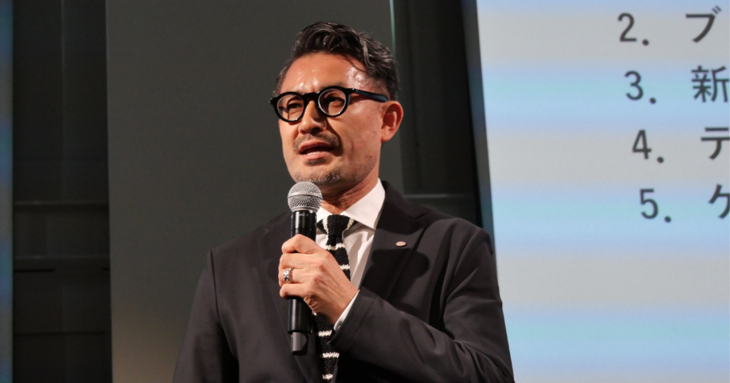 Schwarzkopf Professional（シュワルツコフ プロフェッショナル）が「ファイバープレックス」の新商品発表会を開催。ヘンケル コンシューマーブランドでシュワルツコフ プロフェッショナル兼資生堂プロフェッショナルマーケティング部本部長を務める井原和之さんが登壇し、新商品にかける思いを語った。