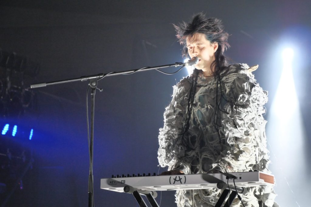 アリミノウルトラシナジー2024・QUQUのヘアショーで弾き語りを披露するアーティストTennyson