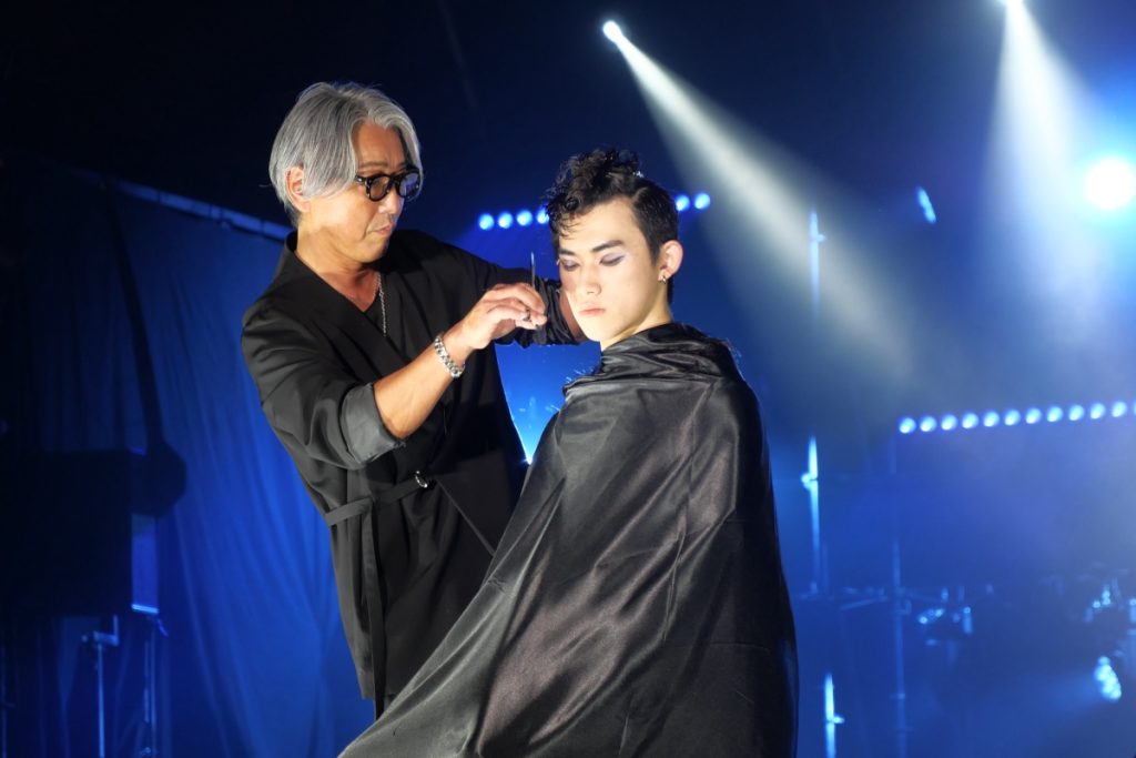 アリミノウルトラシナジー2024・SNIPS（グループオーナー由藤秀樹氏）のヘアショー