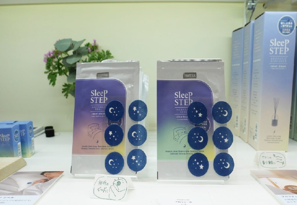 フレーバーライフ社のsleepstepアロマティックシール。ベッドや枕などに貼るだけで心地よい香りに包まれる