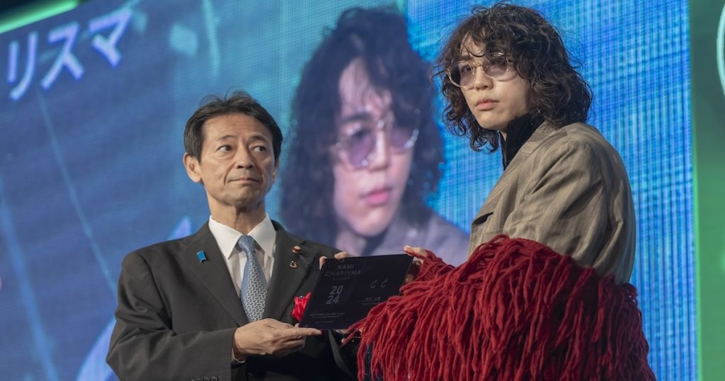 カミカリスマ（KAMICHARISMA）でヘアカラー2つ色を受賞した酒井元樹氏と盾を授与する工藤彰三氏