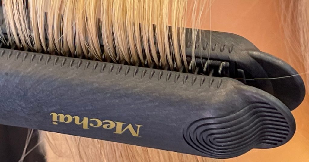 BWJに初出展するJ.M.Cのヘアアイロン「メチャイ」のデモンストレーション