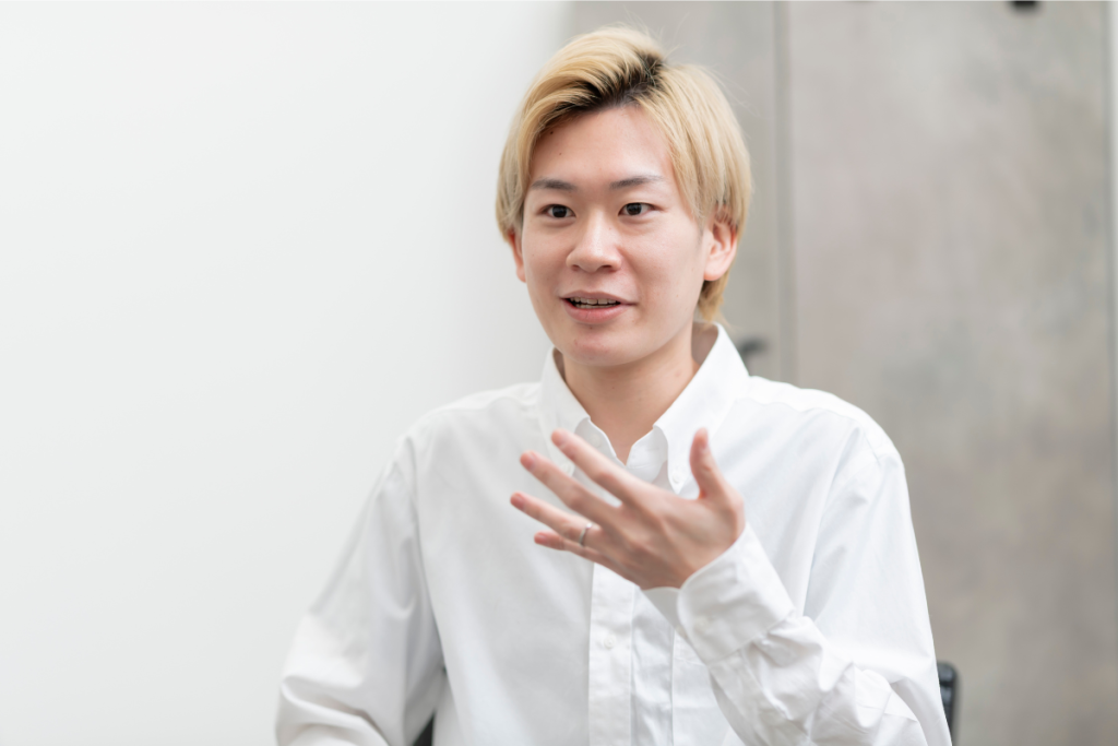THE SALONSについて語るスタイリストの岩田康平氏