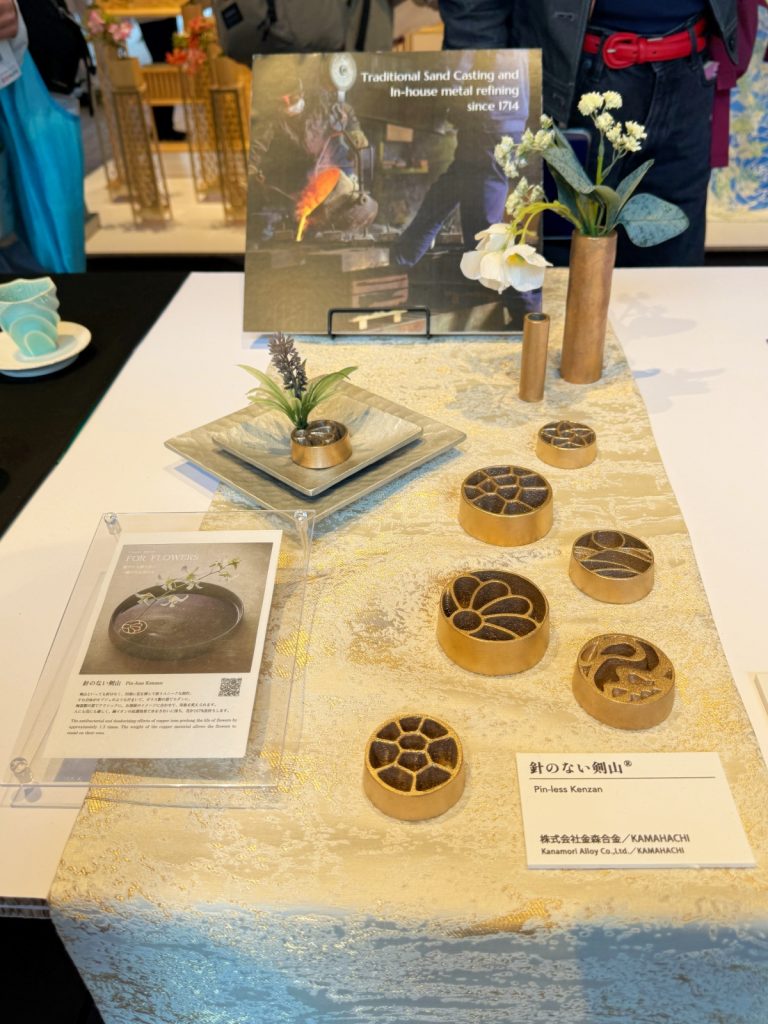 金森合金による2025年大阪・関西万博での展示「針のない剣山」