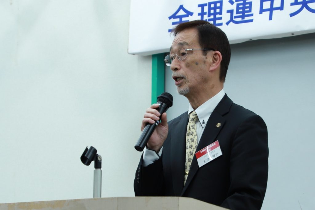 全国理容生活衛生同業組合連合会(全理連)中央講師会の令和7年度定期総会でカスタマーハラスメントについて語る船津博司会長(全理連教育委員長、神奈川組合理事長)