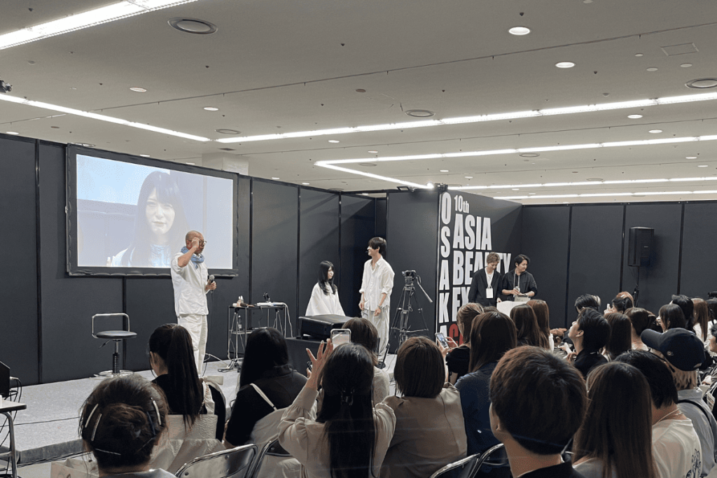 KINUJO(キヌージョ)がアジアビューティエキスポで、2日間に渡ってセミナーを開催した。COA青木大地氏、美容家のウノムラハシカツジ氏、インフルエンサーのデコピンさん、KINUJOの商品プロデュースを手掛けるiii(スリー)の寺村氏、COAのゆうだい氏らが、最新美容情報を共有した