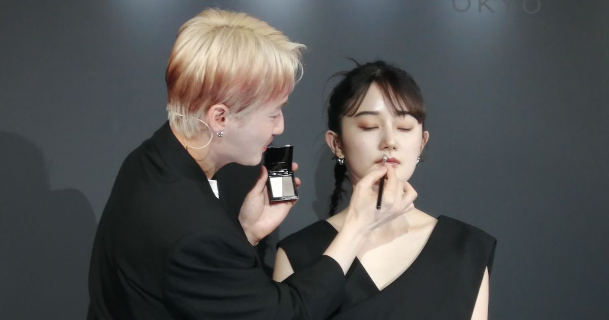 KATE「影と光の美しさ」展　GENSEI氏が“陰影メイク“で顔の印象を華やかに変化させる