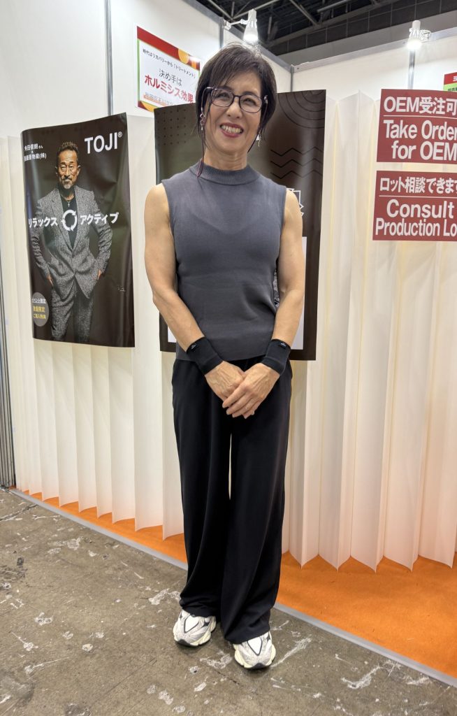 ボディビルダーの山野内里子さん亜細亜物産のブースで展示されたアレスのコロバニィ、スポルテック2025にて