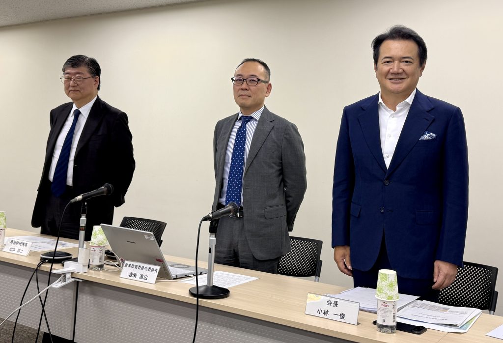 右から、日本化粧品工業会（粧工会、JCIA）の小林一俊会長（コーセー社長）、産業政策委員会委員長の岩淵高宏氏（資生堂）、広報委員会委員長の原谷美典氏（コーセー）、専務執行理事の山本順二氏