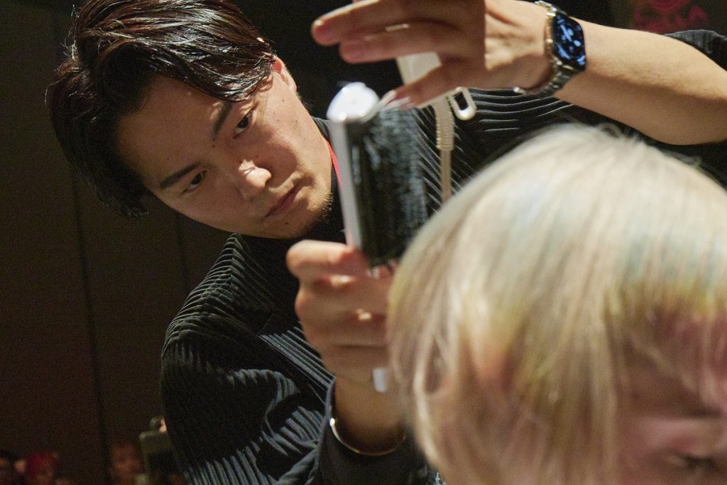 Wella CREATIVE AWARD SILVER_No.21_森田大樹_PEEK-A-BOO(東京都)_競技中カット